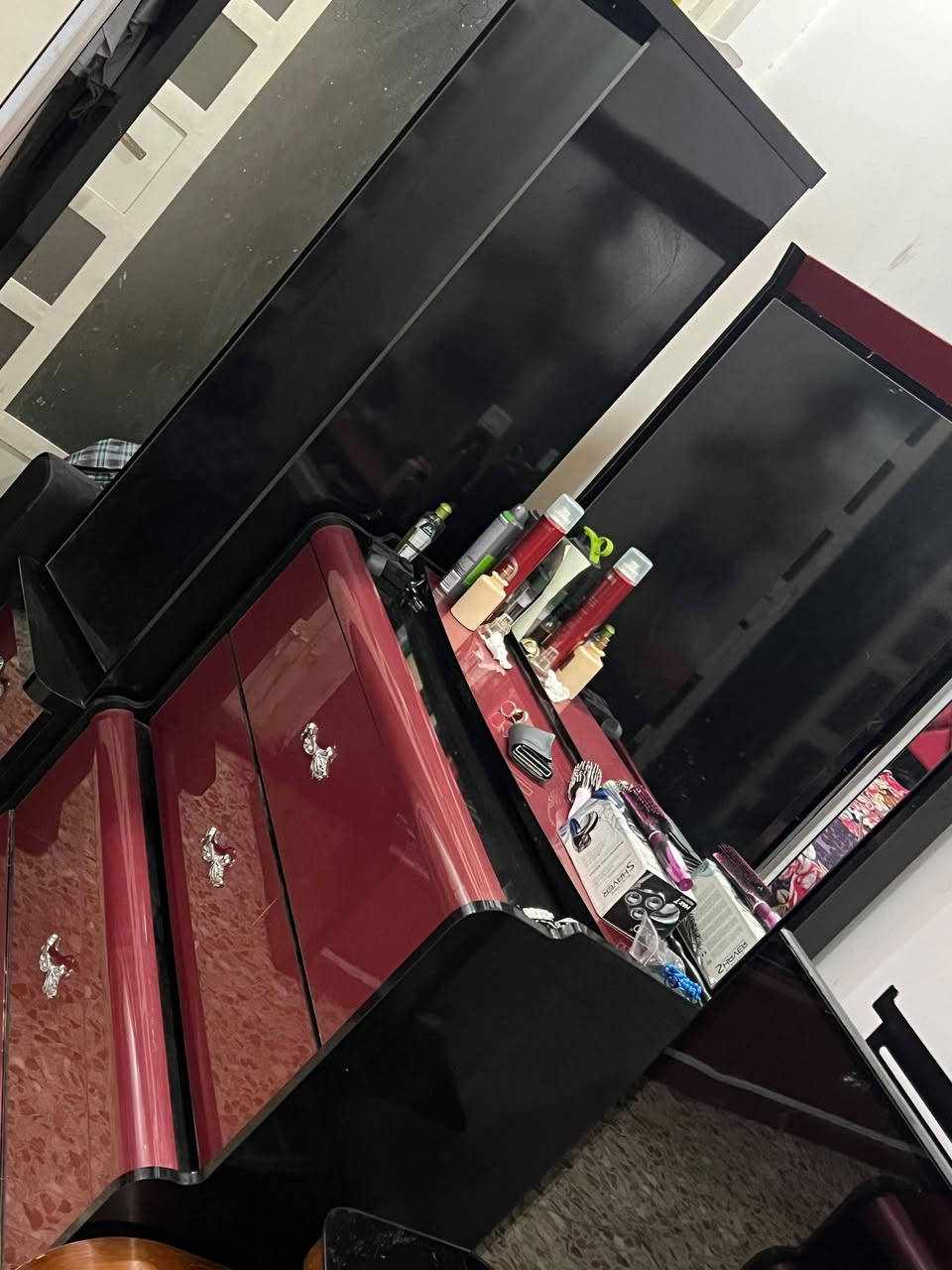 غرفة تركي 7 قطع بة 500 بغداد العطفيه جامع براثا
***********
