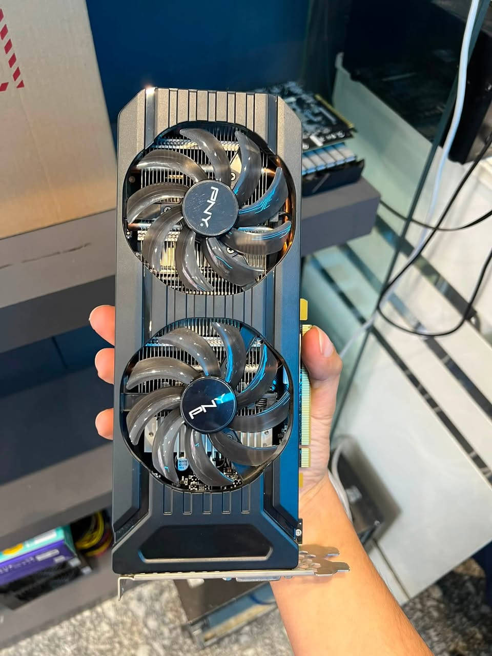 السلام عليكم 

كرت شاشة  انفيديا 1650 gtx ب130 الف وبي مجال 

كرت شاشة Asus  1050 ب75 الف

كرت شاشة pny 1060 ب100 الف 

كيس مستعمل ي40 الف وبي مجال 

رامات ddr4 16g  ب90 الف وبيها مجال 

بور سبلاي 550w  ب30 الف وبي مجال 

ملاحظة كل المذكور نظيف ومستخدم للتواصل 

***********

