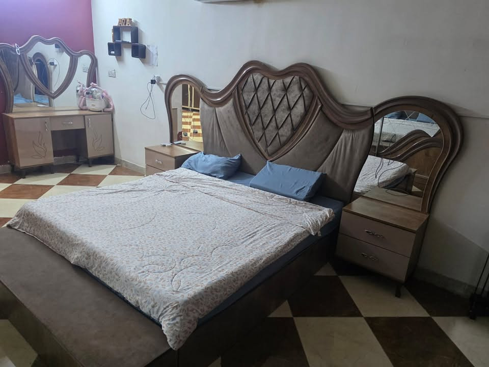 سلام عليكم
9قطع تركي نضيفه مابيها شي فقط تعيار السجه 
700 الف وبيها مجال مكانها بغداد الدوره 
.
.
***********
