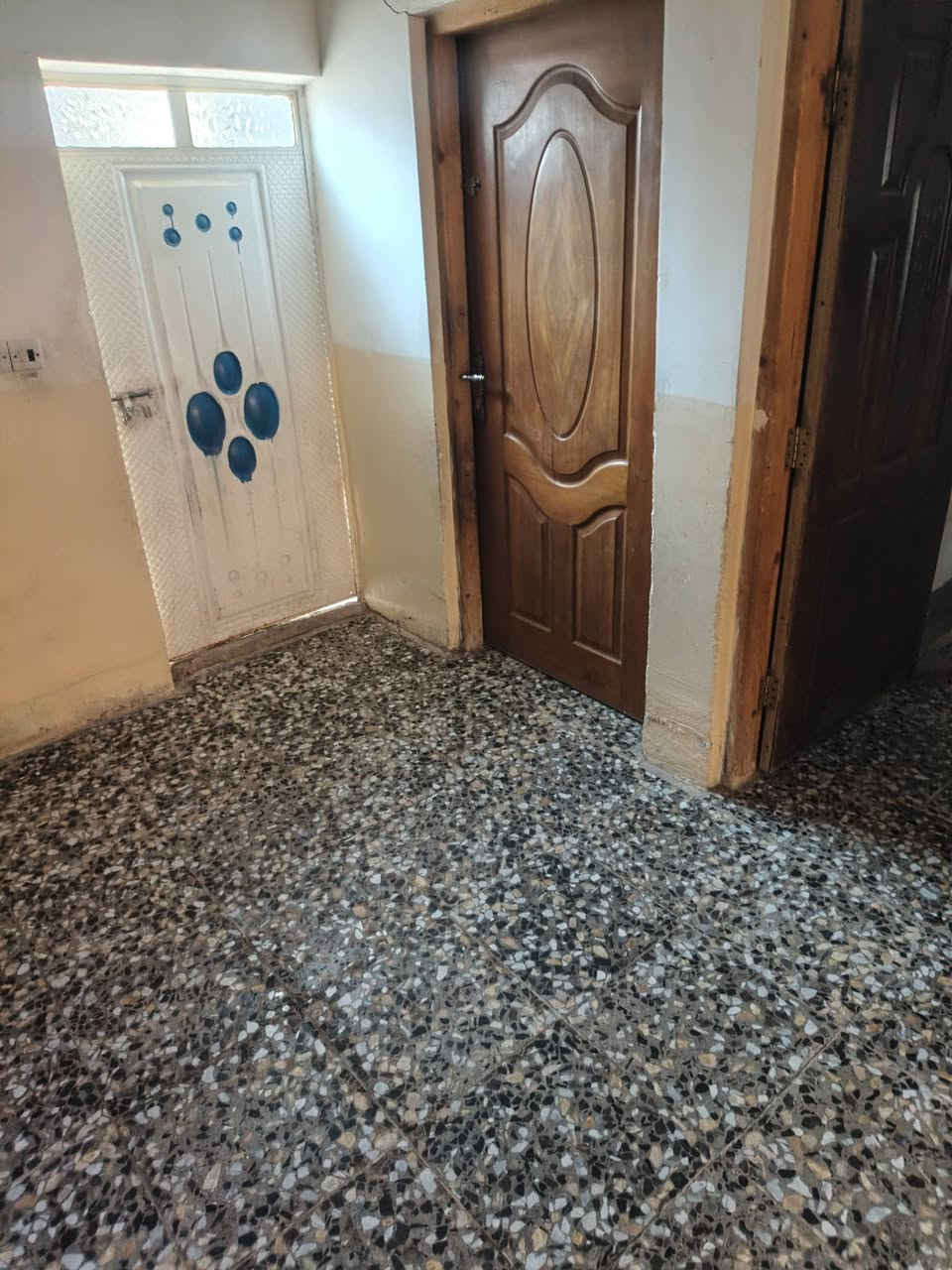 سلام عليكم بيت للبيع مساحه ٣٠٠م تجاوز بس مضمون والناس صارلها عمر كاعده وبيوت مرقمه وبناء المنطقه مرتب ونضيف والجيران خوش اوادم البيت كامل من كلشي ٥غرف نوم وستقيال معزولة الغرف كلهن نضام سويت حمام داخلي سقف سندويج الأرضية كاشي من الكراج للمناور خطين كهرباء ومي جاهز من كلشي جيب غراضك وكعد التواصل اتصال فقط ***********
***********
سلام عليكم بيت للبيع مساحه ٣٠٠م تجاوز بس مضمون والناس صارلها عمر كاعده وبيوت مرقمه وبناء المنطقه مرتب ونضيف والجيران خوش اوادم البيت كامل من كلشي ٥غرف نوم وستقيال معزولة الغرف كلهن نضام سويت حمام داخلي سقف سندويج الأرضية كاشي من الكراج للمناور خطين كهرباء ومي جاهز من كلشي جيب غراضك وكعد التواصل اتصال فقط ***********
