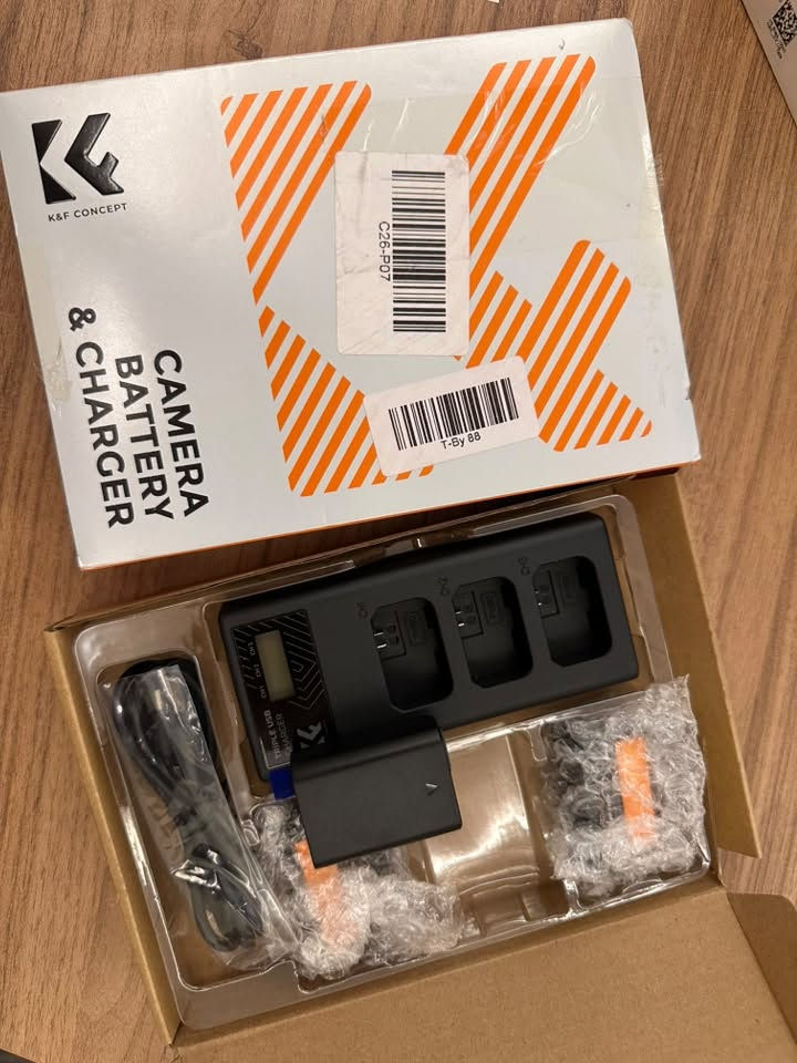 K&F CONCEPT 3-Pack NP-FW50 Battery & 3-Slot Charger for

جديد غير مستخدم مثل التفاصيل بالصور ٣ بطاريات وقاعده الشحن

مخصص لكاميرات 

* Sony A7 / A7 II
* A7R / A7R II
* A7S / A7S II
* A5000 / A5100
* A6000 / A6300 / A6400 / A6500
* RX10 وغيرها. 

اشتريته لكاميرا A7C وطلع مايرهم

السعر ٨٥ الف ويا التوصيل 

للاستفسار واتساب ***********

