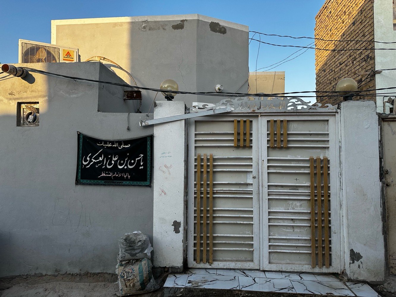 سلام عليكم عيوني عندي بيت ١٠٠ متر مقابيل قريه الغدير بيت نضيف غرفه وا صاله ومطبخ واستقبال وا تخاريجه وا مكشوفه نص تشاريف البيت رابع فرع البيت السعر ٣١ وبي مجال وذا إقصاد يختلف سعر شويه وذا اكو مراوس عادي أراوس البيت ويا سبالت ثنين للبيع الستفسار رقم الهاتف  ***********