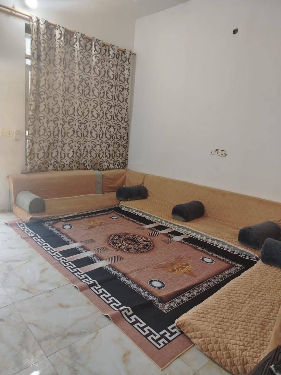 منزل للبيع المكان (حي السبل قرب مدرسة براعم الأمل)يحتوي على غرفتين وصالتين واستقبال ومطبخ حار وبارد حمامات خارجيه وداخليه وحديقه مثل ما موجود ب الصوره مساحة المنزل 600 والبناء 200 رقم الهاتف  ***********
