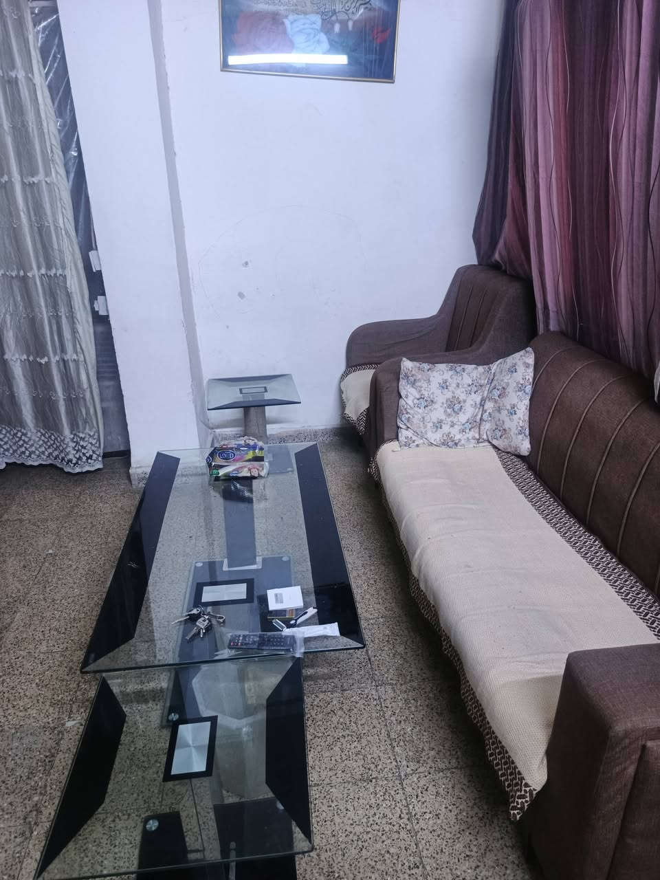 شقه مؤثثه للايجار غرفة وصالة عوائل فقط كراده داخل قرب الشهادة الجنسيه على ابو نؤاس طابق ثاني ***********
