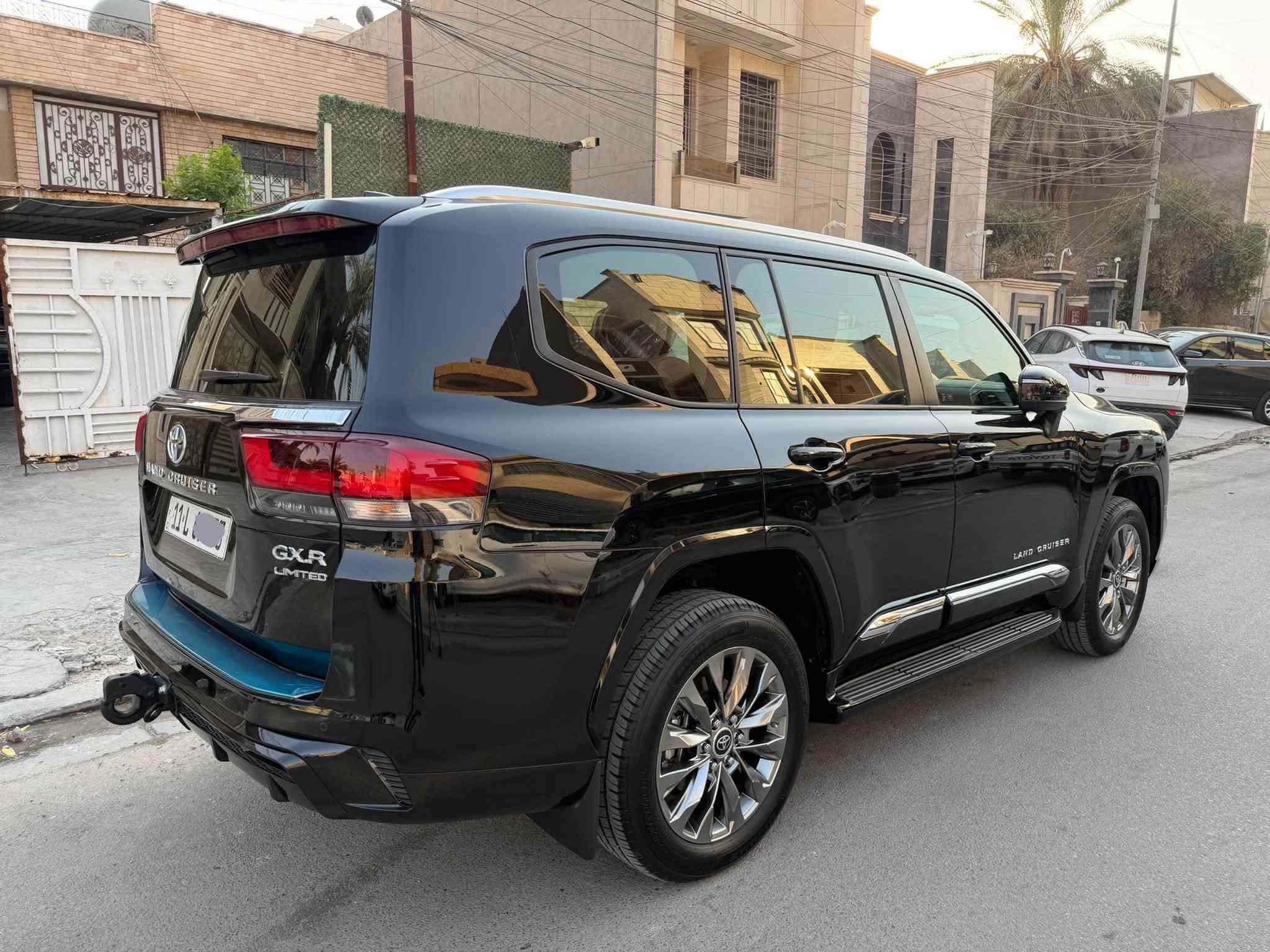 السلام عليكم
لاندكروز 2025 بريم زيرو
زيرو زيرو
رقم بغداد باسمي مميز وحلو رقمه
*********** 
داخل احمر
فتحه سقف 
كشنات تبريد 
كشنات كهرباء وجلد
٨ ايرباك
محرك 6 سلندر 4000 تنفس طبيعي 
جي بي اس
مانع تصادم
جنطه كهرباء
السعر 735
***********
