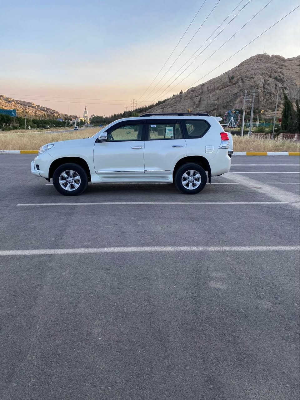 ***********
 تويتا پرادؤ V6 مه كينه شه ش پستؤن  
 موديلي 2013
 ٣ريز كوشن
 160 km كيلؤمه تر رؤيشتوه 
   سپير له كؤل سپيري دانه به زيوه 
 به سمه يه 
  سه لاجه يه 
 ده رگا به سمه يه 
 هؤكه 
 زور مواسه فاتي تر فوله به س سلايت نيه 
 مه كينه ي لؤك لؤكه نه كراوه ته وه  به شه رتي ١٠ فيته ر 
 سه نه وي هه تا 2028 تازه يه 
 ٤ تايه ي لؤكي ده لوبي ئه سلي له ژيره
 شوين رانيه 

نرخي 268 گه لا 

  ***********  ڤايبه ر واتسابي له سه ره رانية, السليمانية
