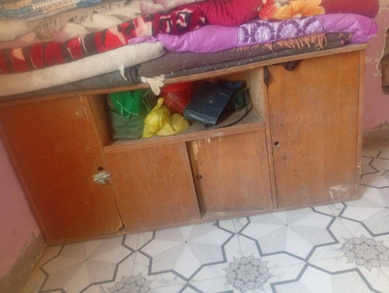 السلام عليكم موصا بالنشر 
رقم صاحب الغراض ***********‬‏
طباخ شغال ناره ضعيفة يرادله تنضيف 
كاونتر مع سنك 
بوفية 
تريدهن شلع تريد كلمن وحده عادي 
المكان كربلاء شارع الحافظ

