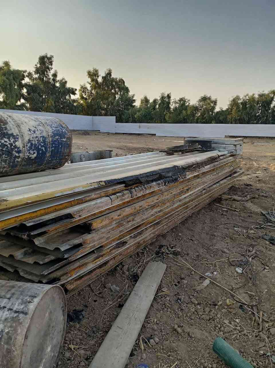 السلام عليكم
(غراض حقل للبيع) 
مناهل
صواني
دكتات
علافات
مفرغات 
وسندوج بي قسم منه محترق
***********
***********
