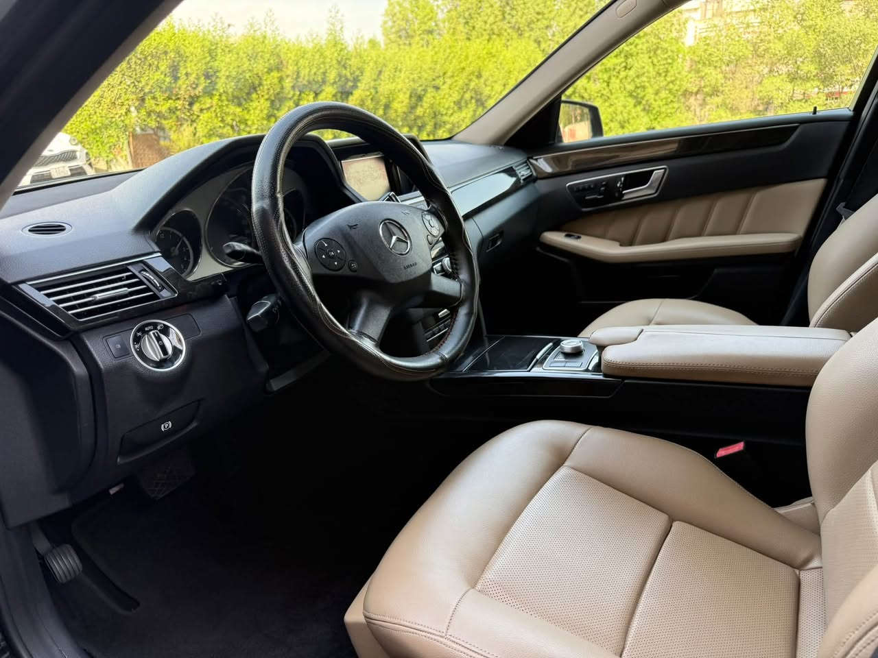السلام عليكم
للبيع مرسيدس حجم E350 خليجي سيارة
موديل 2012
كفاله عامة من جميع النواحي ماشيه 120الف
مواصفات سياره فوال واحد على واحد 
سيارة تو ويل 
السعر 172ورقه العنوان بغداد شارع فلسطين 
للاستفسار ***********
