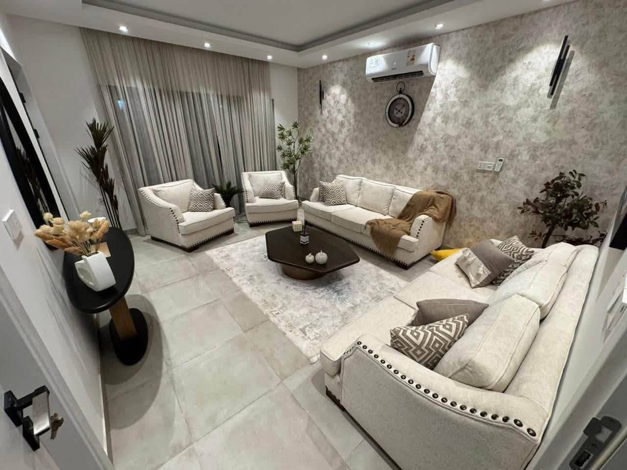 فرصة تملك ذهبية في مجمع اللؤلؤة السكني.... مع خصم عل اخر وحدات متبقية   ***********⸻
📍 الموقع: كربلاء – طريق الحر، قرب  المستشفى التركي

ولفترة جدا محدودة بواقع 200 متر

🏡 امتلك بيتك الآن بأقساط مريحة ومميزات تناسب الجميع:

المشروع يسلم بعد سنة  من التعاقد 

🔹 مقدم: 35 مليون

🔹 دفعة مفتاح: قابلة للتفاوض 

🔹 قسط شهري: 750 ألف لمدة 48 شهر

🔹 مبادرة: 114  مليون

💰 السعر الكلي: 245 مليون

📞 للحجز والاستفسار:

⸻http://wa.me/9647767624776

♨️♨️ ملاحظة مهمة جدا ♨️

ألية الدفع قابلة للتعديل بما يناسب وضعك المالي ...
