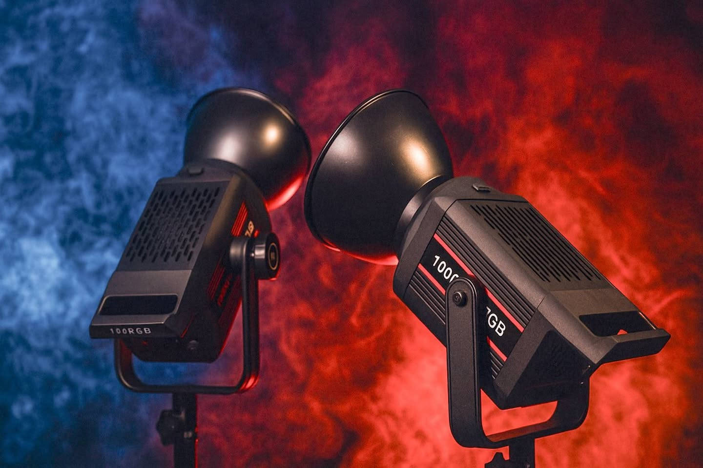 اضاءة مستمرة 100  واط RGB   ضمان سنة
تحكم تطبيق موبايل  و تحكم ريمونت 
افكتات سينمائية 30 
تدرج لوني و تحكم بقوة الاضاءة 
يشتغل كهرباء 
جديد متوفر توصيل  لجميع محافظات العراق  
***********
