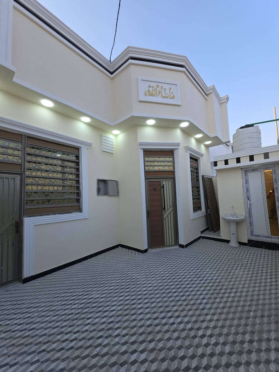 السلام عليكم وأسعد الله أوقاتكم

يتوفر لدينا تلاث دور سكن للبيع 

مساحة كل دار 150متر 

العنوان البصرة منطقة البهادرية 

جنس العقار طابو زراعي عراقي وكالة ونصخ من الطابو ومكاتبة من المالك مباشره 

يحتوي البيت على غرفتين٢ منام كبار 
وديوانية 
وصالة 
ومطبخ 
وصحيات داخلي وخارجي 
كراج سياره 

شارع 9متر 
بناء بلوك 
منطقة هدوء وقريبة علة مركز المدينة 

جميع الخدمات متوفرة ماء كهرباء مدارس نت كلشي قريب على السعر((85مليون وبي مجال))
اللاستفسار الاتصال على الهاتف ☎️ 📞 
☎️((***********))☎️

🏠 مكتب عقارات الرحمة 🏠

تريد تبيع؟ تريد تشتري؟ إحنا بالخدمة 🌹

🔹 بيع وشراء قطع الأراضي
🔹 بيع وشراء الدور السكنية
🔹 المقاولات العامة
🔹 نساعدك تلقى العقار المناسب وبالسعر اللي يناسبك

📍 البصرة وأطرافها
📞 ***********
أخوكم محمد الشريفي 

مكتب عقارات الرحمة
🤝 شغلتنا نسهّلها عليك، وثقتك غالية علينا ❤️

