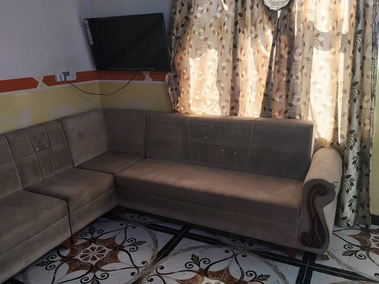 ديوان نضيف اي عيب مابيه السعر 160 وبيه مجال الشراي يخابر ***********
