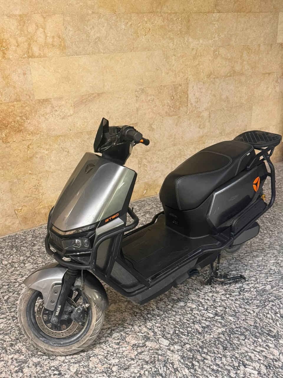دراجه شحن من شركة ياديا نوع GT60 احدث الموديلات  ضمان على العقل وبطاريه ولملف لمدة سنتين الدراجه قويه تمشي 60كيلو وفوك حسب الاستخدام استخدامي اله مدرسه بيت بيه ملاحظات بسيطه شخوط فقط+ وياه صندوك للدلفري سعره مليون وبيه مجال للشراي ***********
