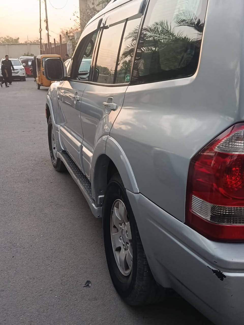 باجر 2004 للبيع كامل مواصفات جير محرك جديد تبريد شغال شنو الجلد رقم كربلاء فتحه بالقما بدون صبغ ولا ضربه ولا تبديل العنوان بغداد مدينه الصدر السعر 75 بها مجال سياره جاهزه اتصل على الرقم ***********
