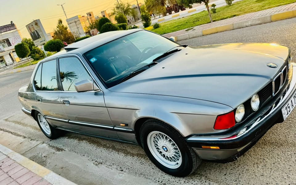 السلام عليكم للبيع BMW  موديل 93 محرك 735  تخم تاير تبريد كشنات  جلد تدفئه كهرباء 5 بردات بلادي السياره نضيفه جداً  للاستفسار الاتصال مكان السياره الرمادي ***********
