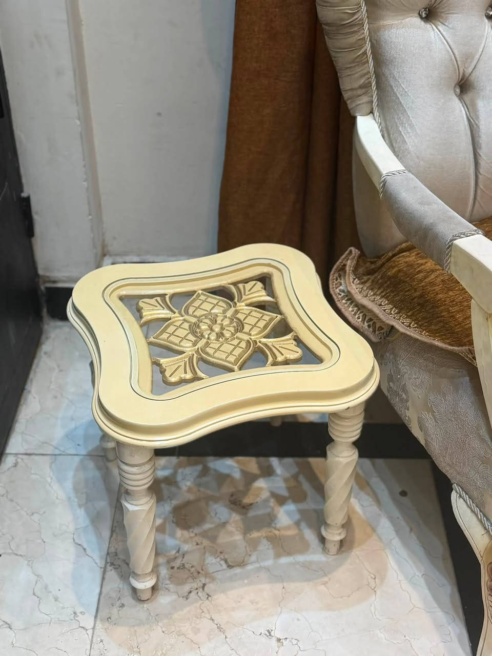 تخم ١٠ مقاعد مع طابورية
مع ميز و٤ طبلات 

تواصل ***********
