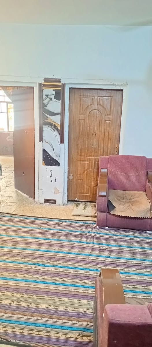 السلام عليكم بيت بناء بلوك مرتب وجدا مناسب جاهز للسكن 
حي الأمير اول شارع بعد صيدليه واسواق علي راشد دخول من شارع عشرين يبعد 70 متر نوع الجنس طابو صرف حر بسمي 2غرفه نوم صاله مطبخ صحيات خارجيه وداخليه  وحديقه مساحه 250 متر. واجهيه٫ 10نزال 25 ٫
مساحة الشارع 10 متر
 السعر 100وبي مجال للاستفسار اكثر *********** يرهم مراوس بقطعه أو نقد
