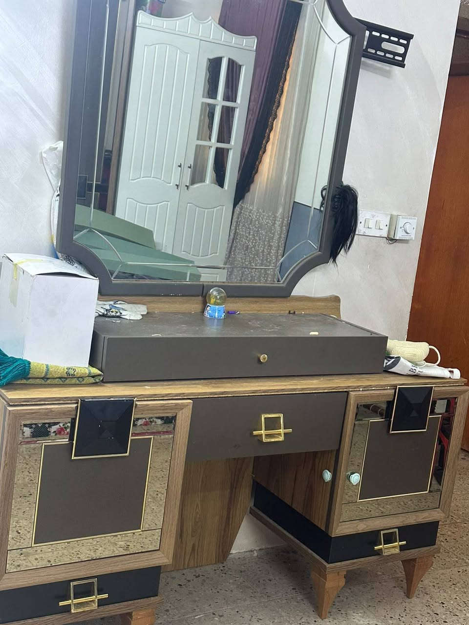 السلام عليكم عندي قطع من غرفة تركية كنتور ومجرات وميز مرايا بحالة جيدة ومكاني بالبنوك اتصلو على هذا الرقم ***********
