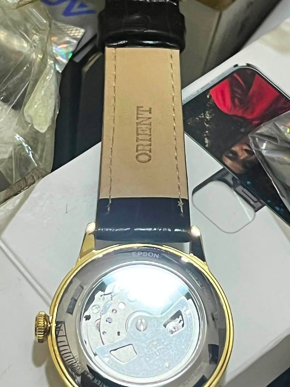 الفخامة اليابانية والتصميم الكلاسيكي الأصيل في قطعة واحدة ⌚✨
إذا كنت تبحث عن التوازن المثالي بين الأناقة الراقية والعملية الجذابة، فإن ساعة Orient الكلاسيكية هي اختيارك المثالي.
 تصميم راقٍ: ميناء أبيض ناصع بإطار ذهبي أنيق يعكس الذوق الفاخر.
 راحة وأناقة: حزام جلدي فاخر بنقشة التمساح باللون البني الكلاسيكي، ليضمن لك الراحة طوال اليوم.
 دقة يابانية: جودة وصناعة متقنة تدوم طويلاً وتناسب كافة المناسبات الرسمية واليومية.
 علبة فاخرة: تأتي في علبتها الأصلية الفخمة، مما يجعلها هدية مثالية لمن تحب.
✨ اجعل إطلالتك تكتمل بالتفاصيل التي تصنع الفارق.
📩 للطلب أو الاستفسار: ***********
