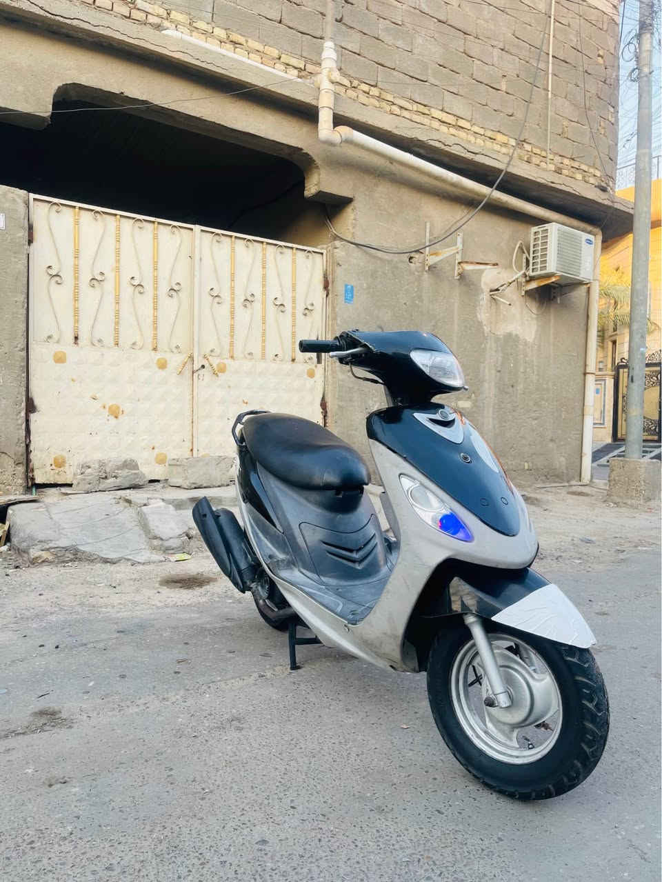 ماكس قجمه دراجه حلوه وكامله كهربائيات كلها شغاله منطول للطول ما ناقصها شي ابدد سلف هندر اشاير كلشي شغال كفرات اصليه بس مو مختمه والسواد مختم ويه المكينه هوه والشاير  بوشه49 مفتوحه الدراجه بس بوشه اصليه رايدها575 وبيها مجال مكاني البصره القديمه رقمي*********** البصرة, العراق
