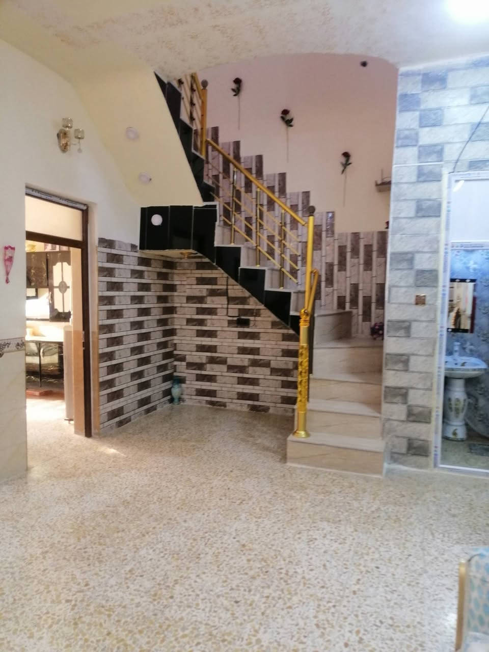بيت للبيع في الفلوجه حي جبيل خلف مجمع الرحاب شارع 30 تجاري طابو زراعي مساحه ١٥٠ متر بناء حديث طابوق طابق ونصف يحتوي 2 غرف نوم وصاله عدد 2 واستقبال ومطبخ و2 حمامات داخليه وخارجيه ارضيه كاشي السعر ٦٨ مليون وبي مجال بسيط للاستفسار مراجعة مكتب القمه للعقار او الاتصال على الأرقام التاليه *********** ***********
