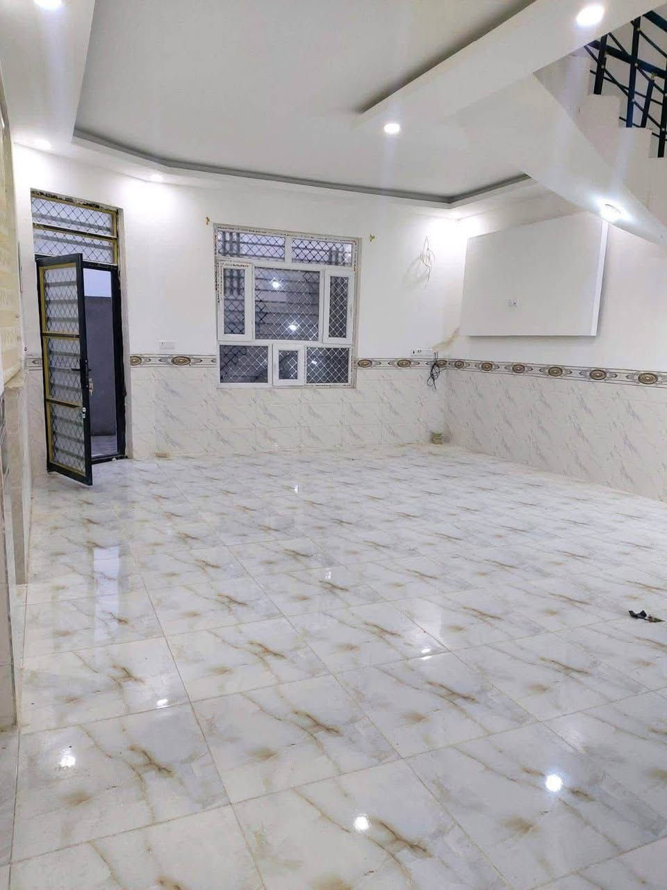 دار سكني للبيع بسعر مناسب
ديوم التصنيع مساحة 150 متر 

واجها 10 نزال 15 بناء زيرو 

طابق ونص متحون من 3 غرف نوم صاله استقبال مطبخ كراج صحيات عدد 3  

السعر 78 وبي مجال 

للاستفسار ***********
