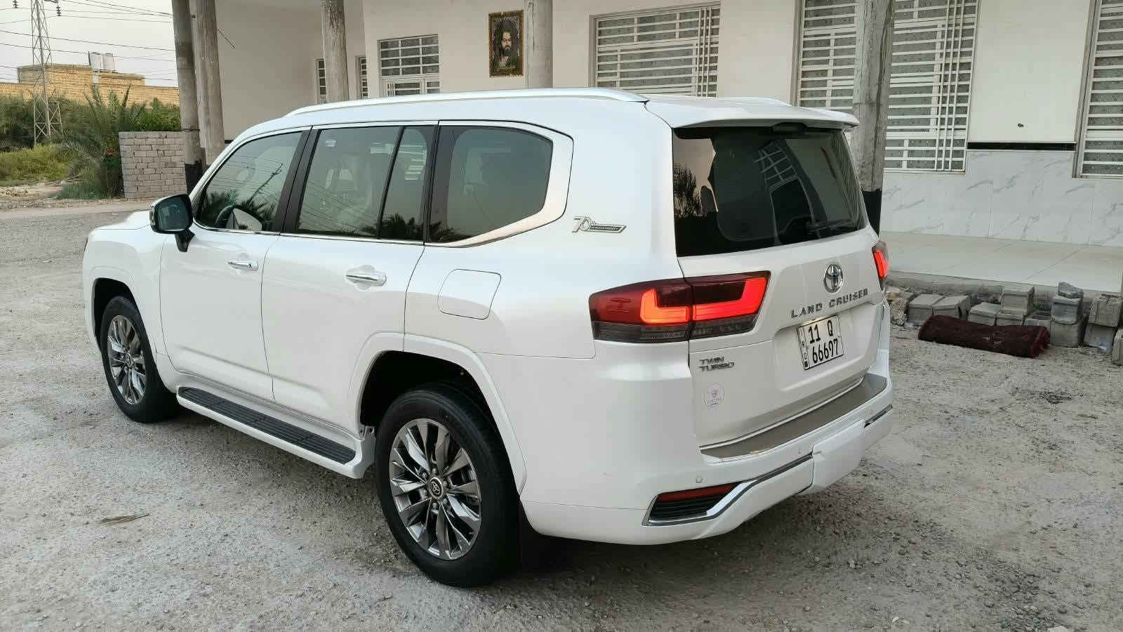 لاندكروز موديل 2022  VXR توين تيربو مغلفه نانو بلكامل رقم بغداد نكليزي هزه وسنويه وجدد مكفوله كفاله عامه كلشي  ماشيه 34 الف حقيقي فول مواصفات 1/1 تخم تاير جديد حداديه جديده سياره استخدام شخصي السعر 655وبيه مجال ***********
***********
