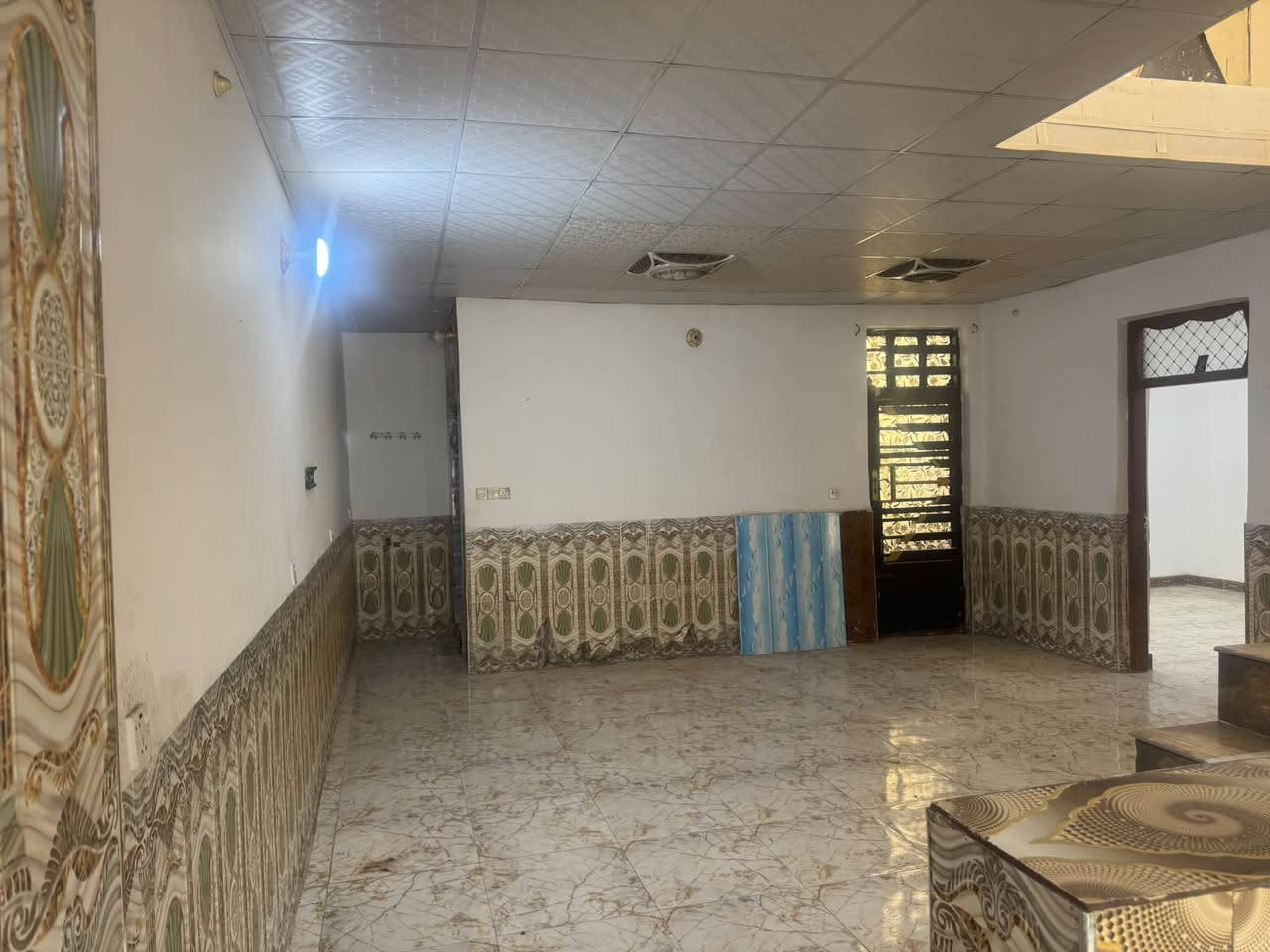 بيت للإيجار ٢٠٠ متر مجمع بيتي الثاني طابق واحد يتكون من غرفة نوم وصالة صالة ومطبخ واستقبال وحديقه سعر الايجار ٣٢٥ شامل اجور الماء والكهرباء اتصال ***********
