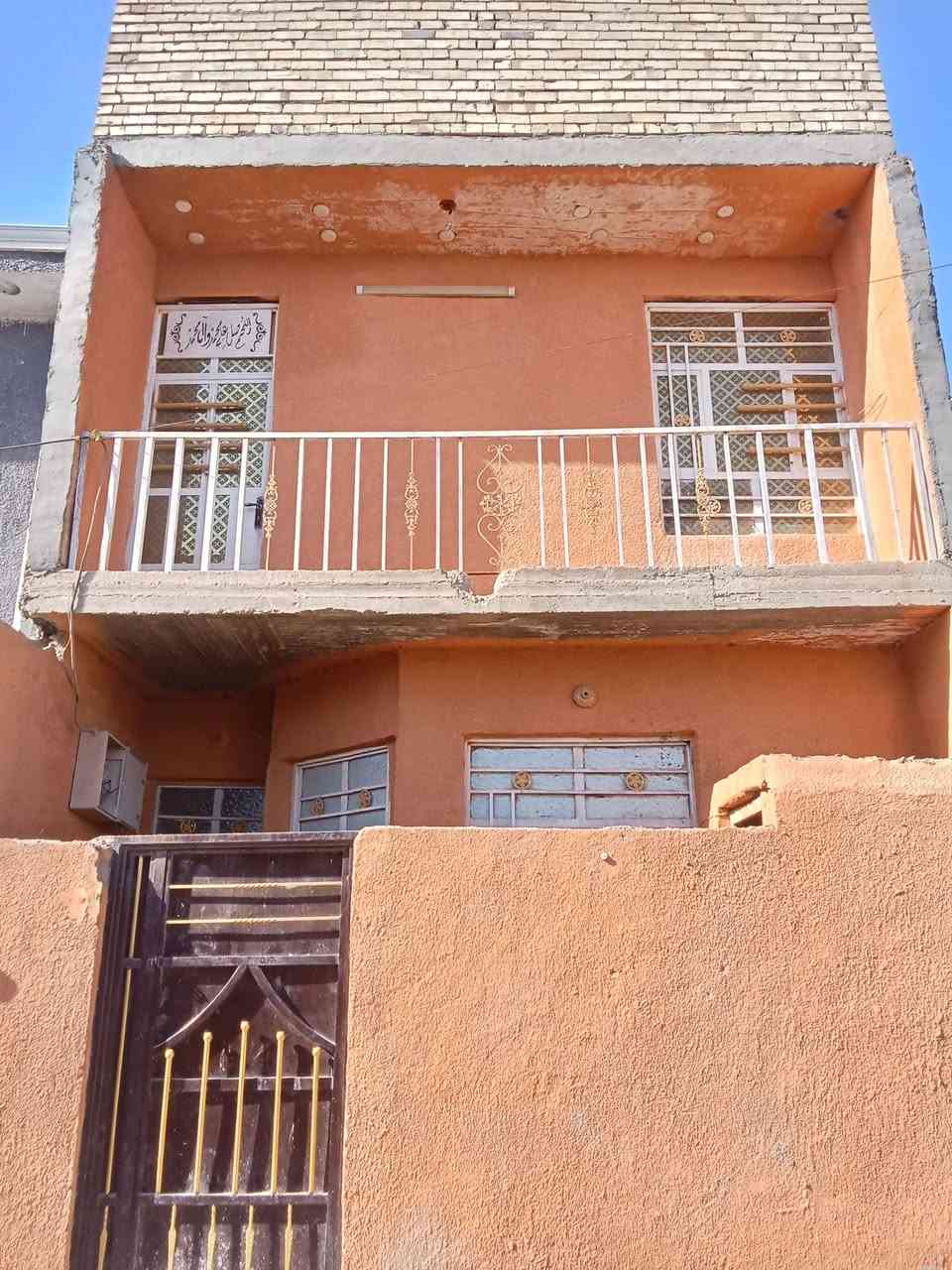 سلام عليكم بيت لبيع لمساحه لبيت 65 من تنزل السده عله ايدك ليمنه طب 3 فرع قبل صيطره وسعر 32 قفل بيت كامل واساب وخاص ***********
