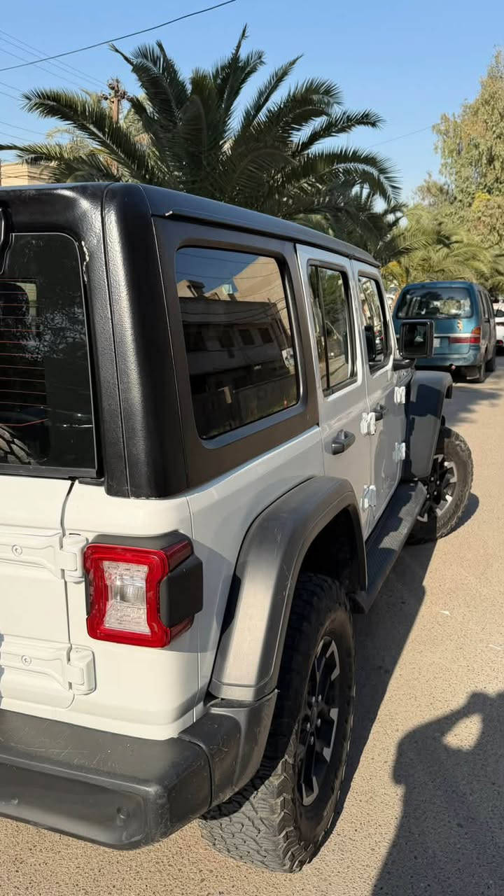 السلام عليكم 
جيب رانكلر (روبيكون ) 4Xe
موديل ٢٠٢٤ 
السعر 230$
السياره ٣ محركات 
هجين وكهرباء ومكينه ٢٠٠٠ توربو 

فول مواصفات ومواصفات الروبيكون المعروف 
حادث السياره خلفي 
الداخل الجديد ذات الشاشه الكبيره 
رقم بغداد تحويل ثاني يوم 
عنوان السياره بغداد الجادريه 
***********
