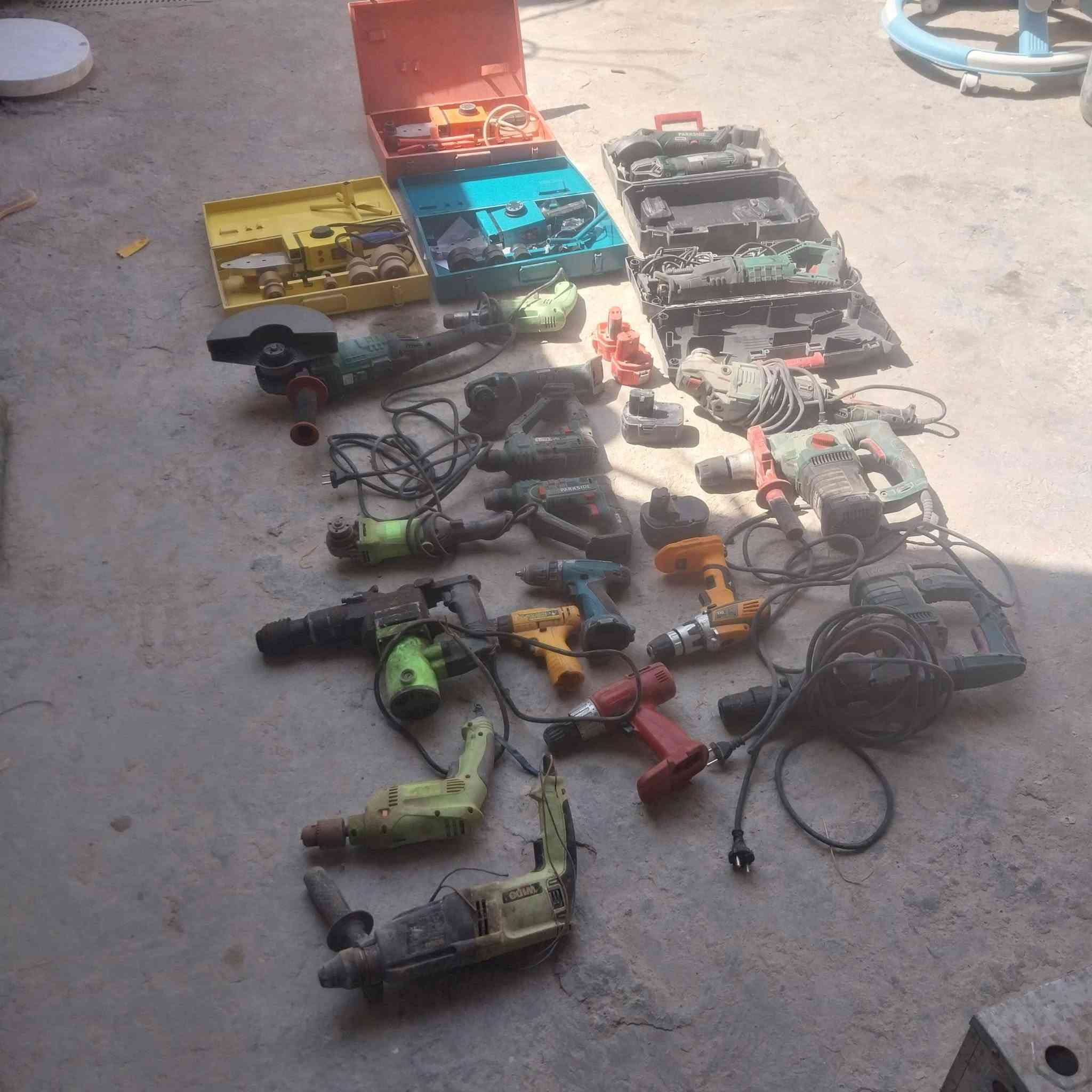 يوجد عده كامله للبيع متكونه من كاويات ماء دريلات تفليش وتثقيب وتحتوي على كوسرات وايضا منشار قطع خشب ترددي كهربائي للاستفسار اتصال بهذه الرقم ***********
