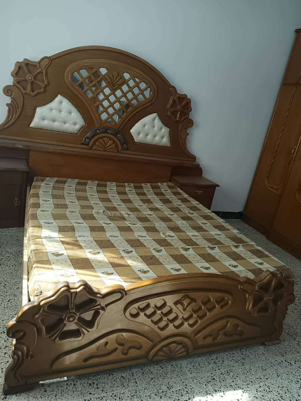 غرفه للبيع خشب عراقي ثقيل
***********
