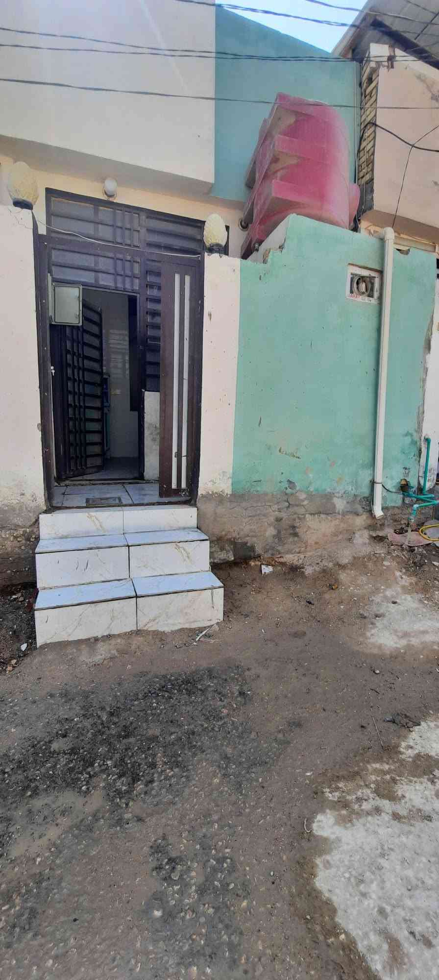 بيت للبيع ٥٠ متر عمود ٣١٧ لجوه بالخط الثاني بعده ما مسكون ١٨ وبي مجال قليل ***********
