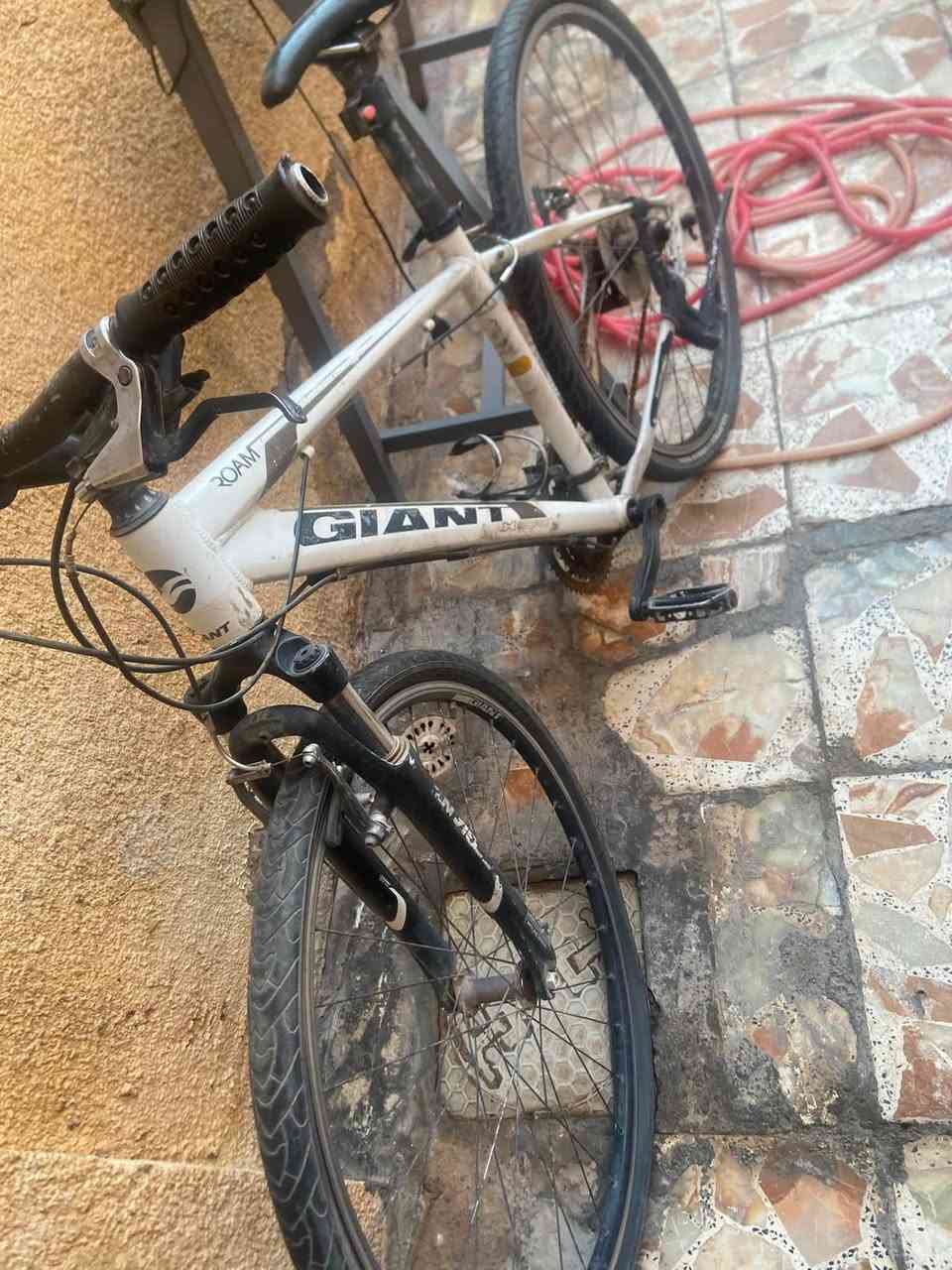 سلام عليكم 
للبيع 
جاينت حجم ٢٧ ونص
بي تعديلات بسيطة وحاليا يم مصلح باجر يكمل 
عنواني الحرية للبيع سعرة ١٥٠ وبي مجال بسيط 
***********
