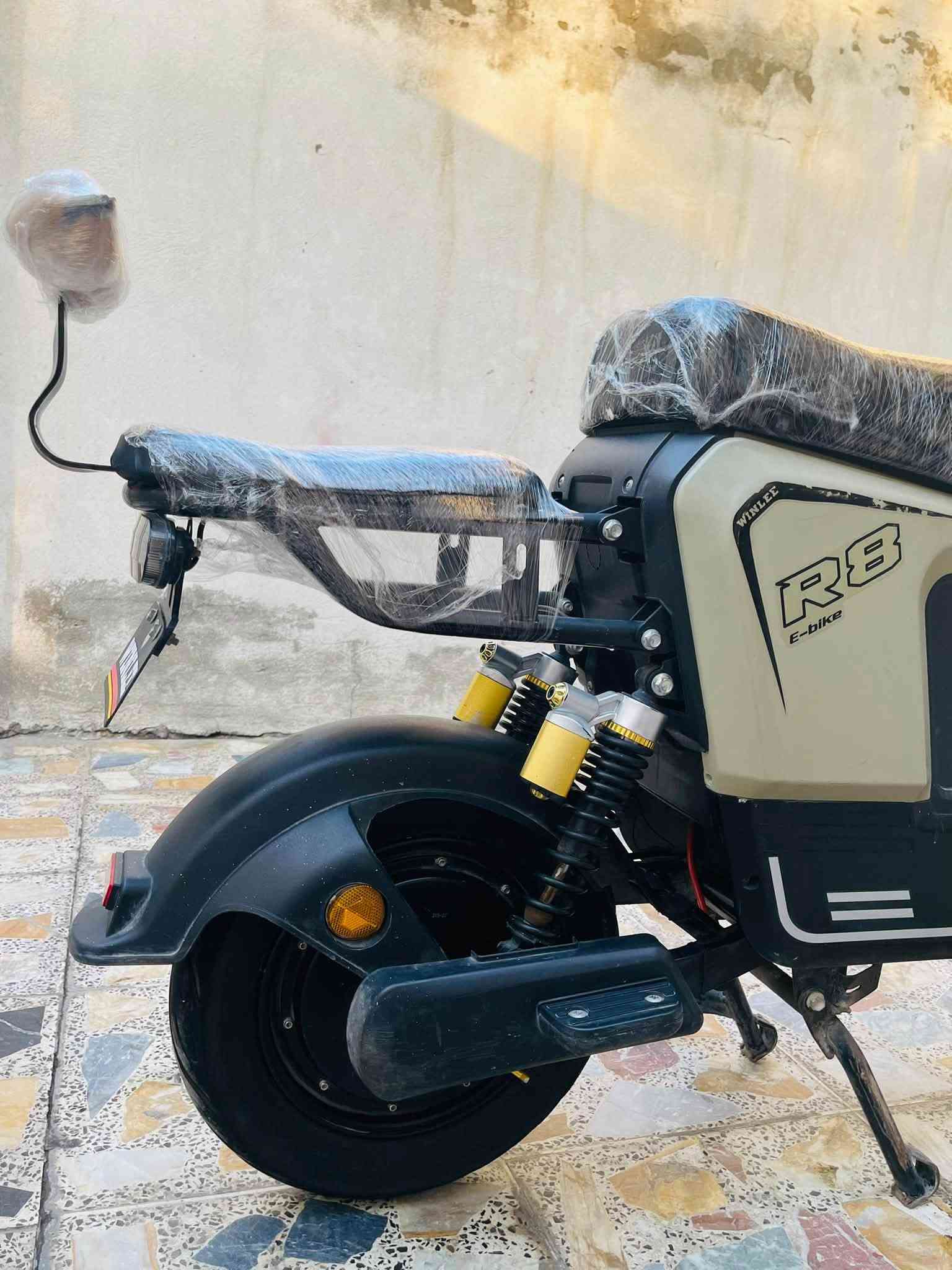 السلام عليكم
للبيع دراجه R8 
2026
5 بطاريات ونلي 32 أمبير 60 فولت 
ملف 2000W حقيقي
نضام P بارك 
نضام R رجوع للخلف 
لايت عالي ناصي 
بريك امامي خلفي دسك
السعر 425 وبيها مجال 
المكان بغداد الجديده 
للاستفسار ***********
