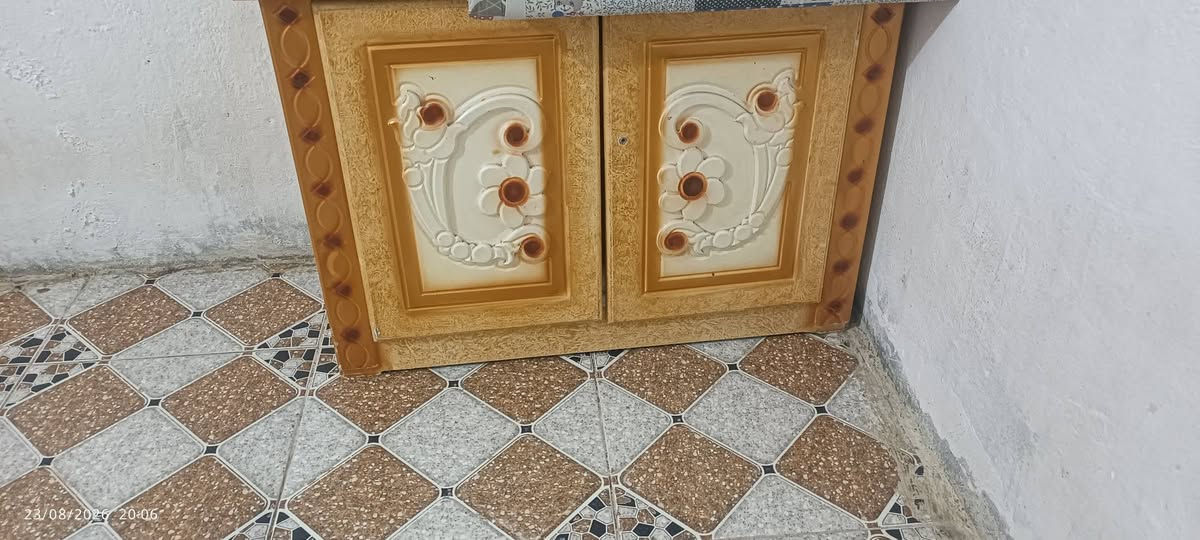 سلام عليكم غرفه نضيفه  للبيع
السعر 650 الاتصال ***********
