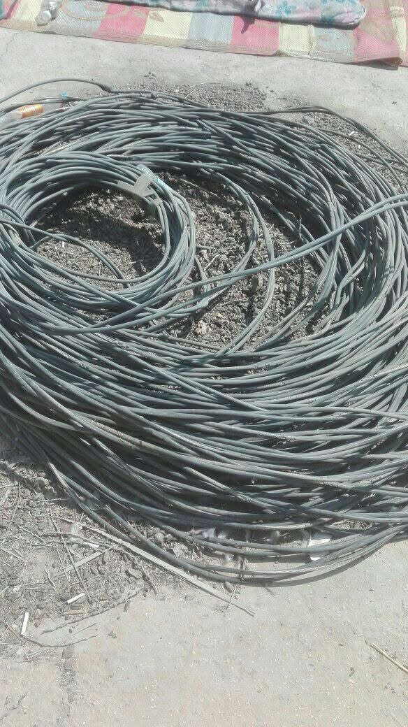 ضفيرة للبيع  300 متر بس بيهة جلخات يعني طالع السيم بس مو كله تتعالج ماعليه شي المتر عله الف ***********
