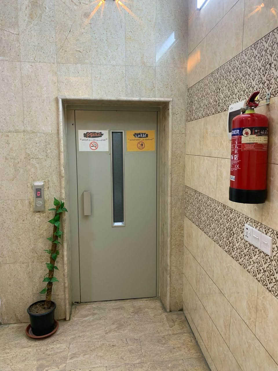 � شقق للإيجار في عمارة راقية – للعوائل فقط 🏡
📍 الموقع: الكرادة خارج – قرب حلويات أبو عفيف
📌 موقع مميز جدًا يربطك بالكرادة داخل، الكرادة خارج، والعرصات
✅ موقع استراتيجي قريب من جميع المناطق الحيوية والخدمية

🔹 الشقة:
• غرفتين نوم
• صالة
• مطبخ
• حمام
• بلكونتين بإطلالة جميلة

✨ مواصفات العمارة:
✅ مصعد كهربائي يعمل 24 ساعة
✅ حارس متواجد دائمًا
✅ تنظيف يومي للعمارة
✅ كاميرات مراقبة حديثة
✅ خزانات ماء مستقلة لكل شقة
✅ العمارة مخصصة للعوائل فقط – بيئة هادئة وآمنة

📞 للاستفسار أو المعاينة:
📱 ***********
