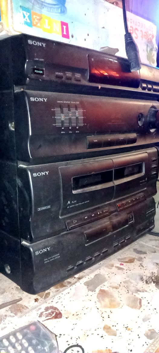السلام عليكم
للبيع راديو مسجل 
SONY 
شغال 
بغداد وتوصيل للمحافظات 
***********
