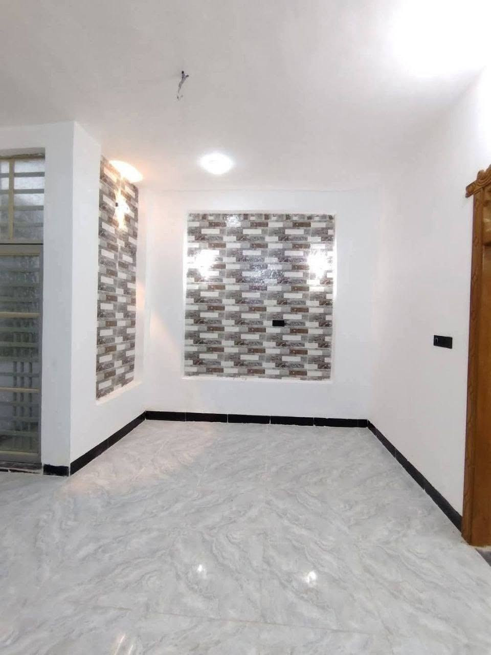 من رخصة المدير: بيت للبيع مساحه 110حديث سقف كونكريت صب  غرفتين نوم واستقبال وصاله ومطبخ ومناور وصحيات داخليه وخارجيه شارع تبليط باب بيت بيت مناقص شي سعر 44مع مجال عنوان نجف شارع صب عمود 314تواصل خاص او اتصال ***********
