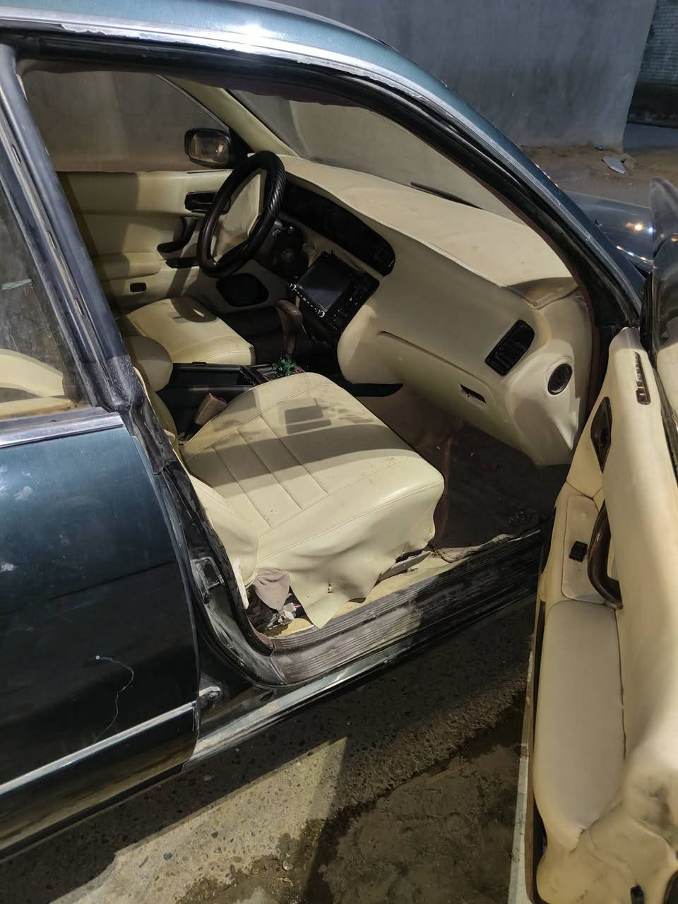 سياره كراون بطه موديل 92 مكانها بغداد الرقم ديالى سياره  /***********
  داخله هزه جديده ما ناقص هالشي سياره جاهزه السعر 48
