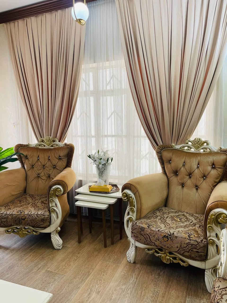 تخم 10 مقاعد للبيع 4 كراسي و 2 قنفات مع طبله وسطيه السعر 500 الف للاستفسار الاتصال ***********
