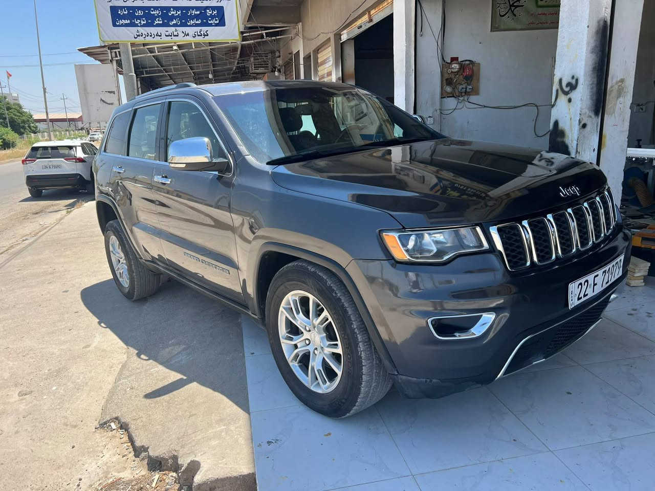 (Jeep Grand Cherokee Limited)  2020   4×4
المحرك: Pentastar V6 بسعة 3.6 لتر تنفس طبيعي
ناقل الحركة: أوتوماتيكي بـ 8 سرعات (TorqueFlite).
المقاعد: جلد فاخر  مع تحكم كهربائي للمقاعد الأمامية  ونظام ذاكرة لحفظ وضعية مقعد السائق
شاشة وسطية تعمل باللمس ‌        ( ***********  )
شحن لاسلكي للهواتف، فتحة سقف
فتح الصندوق الخلفي كهربائياً
المواصفات (الوارد الأمريكي)
كيرو محرك و دواخل و ئيرباك ستيرن و دشبول و كهربائيات و.... وتحويل و وكالة كل كل شرط مال للبيت
صبغ  قطعتین  بدون شواصي شرط بدون ایرباگ 
سعر 183$ 
*********** مكان قضاء بردرش اكر, نينوى
