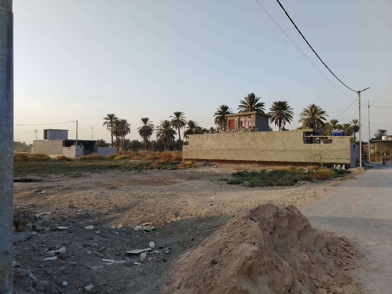 3 قطع أرض للبيع  ( اثنين متجاورات وواحدة مقابيلهن بنفس الشارع )
الموقع: حي الصحة  قرب مستشفى الامام علي عليه السلام. 
المساحة : كل قطعة 220م
( نزال 22 وواجهيه 10) 
السند: طابو زراعي (سند 25)
خدمات كاملة ( ماء وكهرباء وشارع تبليط وانارة). لقطع بلون لاخضر 
للاستفسار والتواصل:
***********
***********
