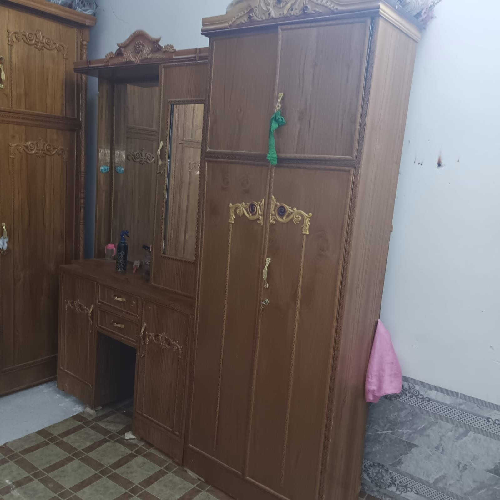 السلام عليكم غرفه للبيع نضافته ميه بالميه السعر 850 وبيه مجال للاتصال ***********
