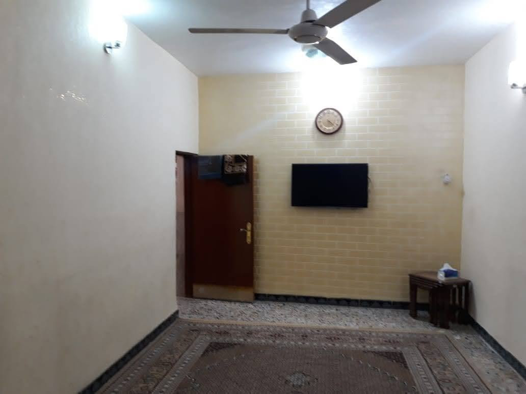 السلام عليكم بيت للايجار الزيتون ابو غريب الشارع المجاور لجامع الإسراء والمعراج شارع ساحة كرة القدم مساحته ١٠٠ متر طابق واحد نظيف صاله وغرفة نوم وهول ومطبخ وحمام وصحيات جاهز للسكن ايجاره 400 الف مطلوب عائله صغيرة ويفضل ان يكون صاحب العائلة موظف علما اني صاحب الدار للاتصال ***********
