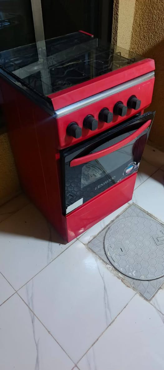 طباخ كريازي نظيف جدا للبيع و طباخ ايطالي نظيف جدا وثلاجه أسعار هن مناسب جداً للاتصال ***********
