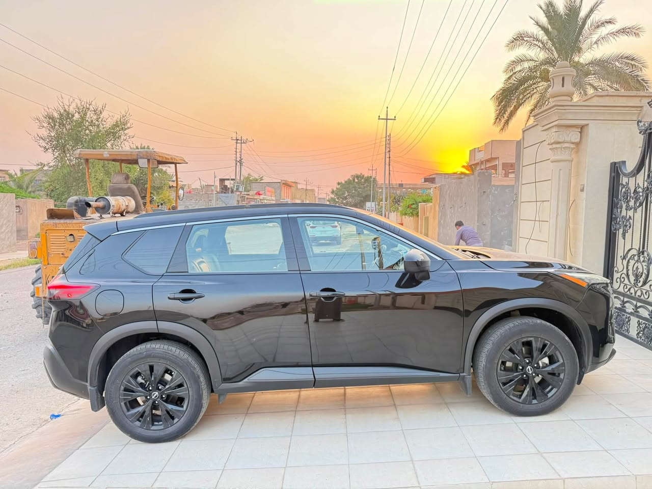 💥 للبيع: نيسان روج بلاتينيوم بلاك إديشن 2023 (Nissan Rogue Platinum 2023 - Black Edition) 💥

⚙️ المواصفات الفنية والمحرك:
 الموديل: 2023
 الفئة: بلاتينيوم (Platinum) - أعلى فئة
 المحرك: 1.5L تيربو المتطور (VC-Turbo) - 3 أسطوانات بقوة 201 حصان وعزم هائل.
 ناقل الحركة: أوتوماتيكي CVT سلس جداً مع وضعيات قيادة (Sport / Eco / Standard).
 نظام الدفع: دفع أمامي (FWD) - ممتاز جداً واقتصادي جداً في استهلاك البنزين.
✨ التجهيزات الخارجية (Black Edition):
 لون أسود ملكي جذاب مع حزمة البلاك إديشن.
 إضاءة LED بالكامل (مصابيح أمامية، نهارية، وخلفية).
 فتحة سقف بانورامية كهربائية عملاقة.
 وياله ألمنيوم حجم 19 إنش بتصميم رياضي.
 صندوق خلفي (دبة) كهربائي يفتح بالقدم (Hands-Free).
 سكك سقفية باللون الأسود + حسّاسات ركن أمامية وخلفية.
 مرايا جانبية كهربائية بلون السيارة مع إشارات وتدفئة.
🛋️ المقصورة الداخلية والرفاهية:
 مقاعد جلد فاخرة جداً (Semi-Aniline) باللون الملكي.
 مقاعد أمامية وخلفية دافئة + عجلة قيادة دافئة.
 ذاكرة لمقعد السائق وتعديل كهربائي كامل للمقاعد.
 شاشة عدادات ديجيتال بالكامل مقاس 12.3 إنش.
 شاشة عرض معلومات على الزجاج الأمامي (Head-Up Display) مقاس 10.8 إنش.
 شاشة لمس وسطية مقاس 9 إنش تدعم Apple CarPlay (لاسلكي) و Android Auto.
 نظام صوتي فاخر جداً من Bose مكون من 10 سماعات مع مضخم صوت.
 شاحن هاتف لاسلكي + منافذ USB و Type-C للركاب بالأمام والخلف.
 تكييف أوتوماتيكي ثلاثي المناطق (Triple-Zone) مع ستائر جانبية للركاب في الخلف.
🛡️ أنظمة الأمان والسلامة (ProPILOT & Safety Shield 360):
 نظام القيادة شبه الذاتية ProPILOT Assist مع رادار ومثبت سرعة ذكي متكيف.
 نظام كاميرات رؤية شاملة 360 درجة (Around View Monitor).
 نظام الكبح التلقائي للطوارئ (أمامي وخلفي) مع كشف المشاة.
 نظام تحذير النقاط العمياء (Blind Spot) والتنبه عند الخروج من المسار.
 نظام التنبيه من حركة المرور الخلفية أثناء الرجوع.
صدوق كهرباء
السياره بحاله الوكاله دينار متصرف عليه
تايرات الوكاله جديده
باتري جديد 
مبدل دهن قبل يوم
حادث جاملغ بنيد بدون دواخل 
ايربك سترين مبدل اصلي

السعر 160 بي مجال 
ماشيه 61 الف كيلو

***********
***********
صلاح الدين / بلد
