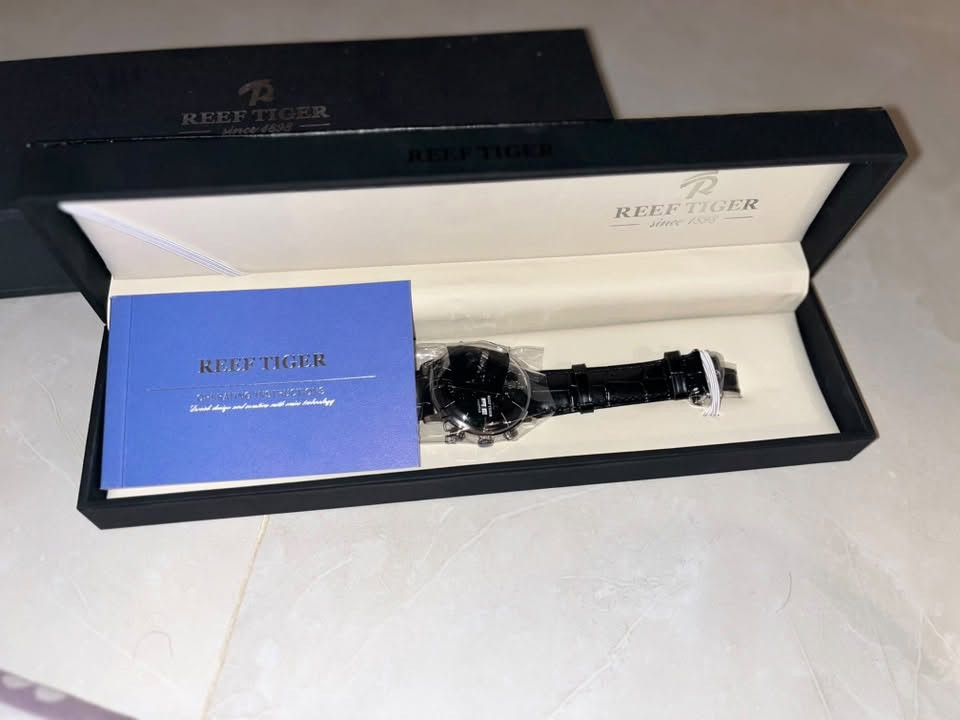 سلام عليكم ،،،،،،،،،،،،،، للبيع 

ساعه اصليه ماركه REEF TIGER" 
سير الساعه جلد اصلي لون اسود
سعر الساعه:150دولار
مكاني بغداد السيديه
رقم واتساب:***********
